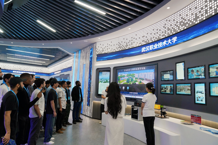 武漢職業(yè)技術(shù)大學(xué)光電教育大模型亮相2025世界數(shù)字教育大會(huì)，承辦展覽展示
